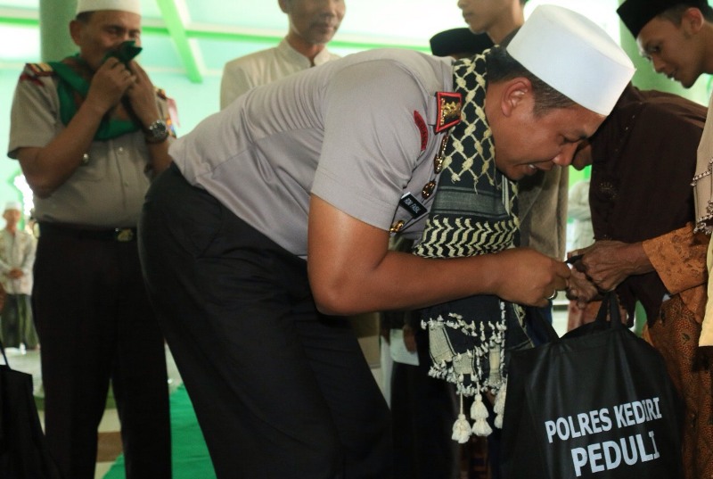 Kapolres Kediri, AKBP Roni Faisal Saiful Faton saat memberikan santunan sembako kepada warga kurang mampu, Jumat (19/10/2018).