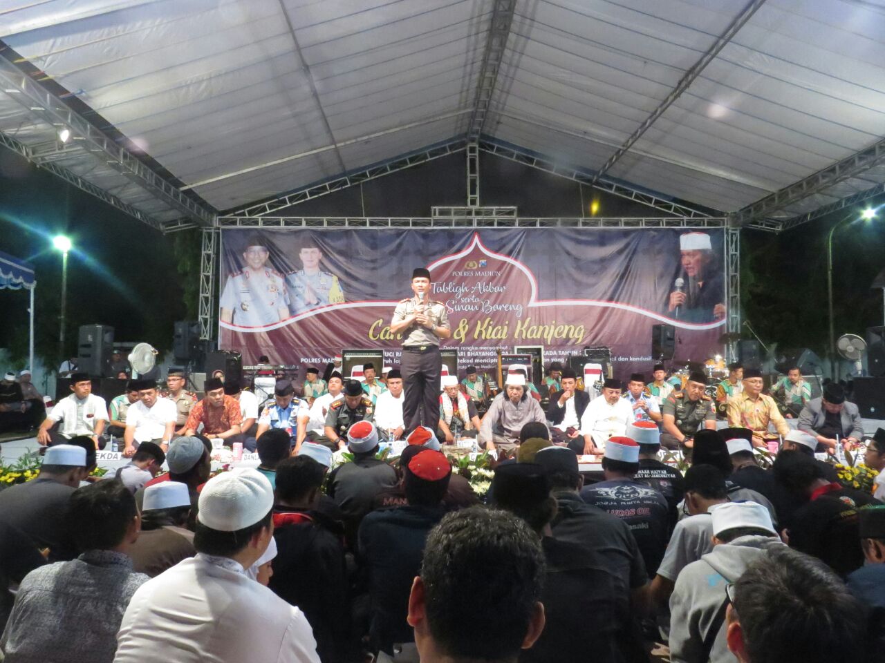 Suasana saat tablig akbar dan sinau bareng Cak Nun di Mapolres Madiun.