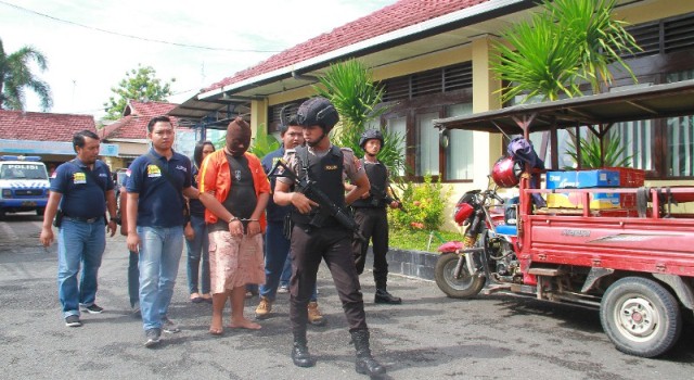 Polisi menggelandang dua tersangka pembunuhan sadis