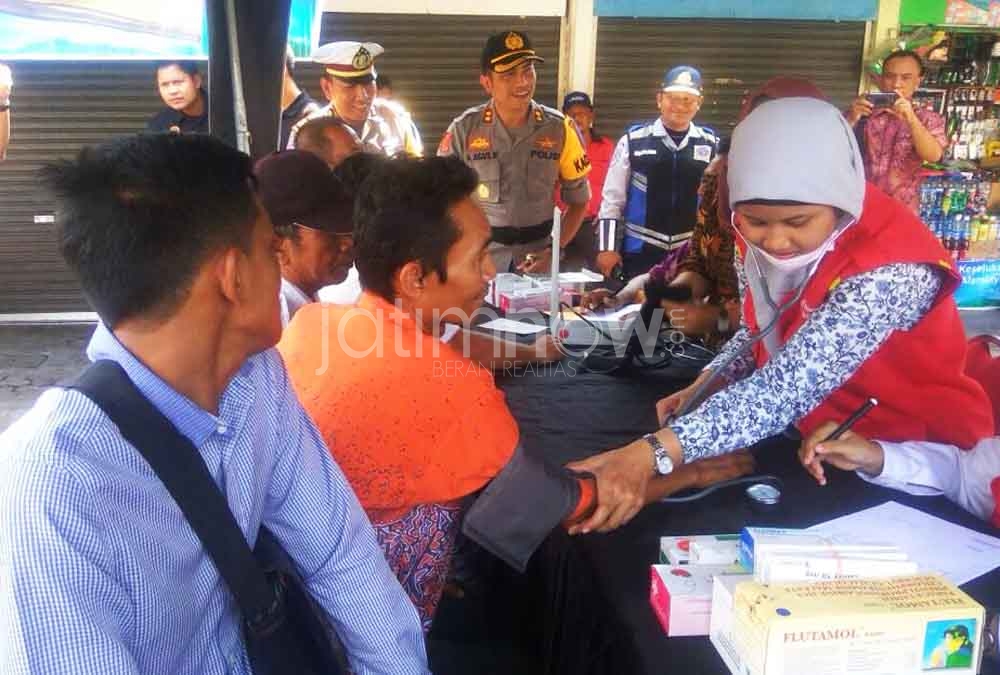 Proses cek kesehatan yang dilakukan oleh tim Dokes Polrestabes Surabaya kepada pemudik dan sopir bus