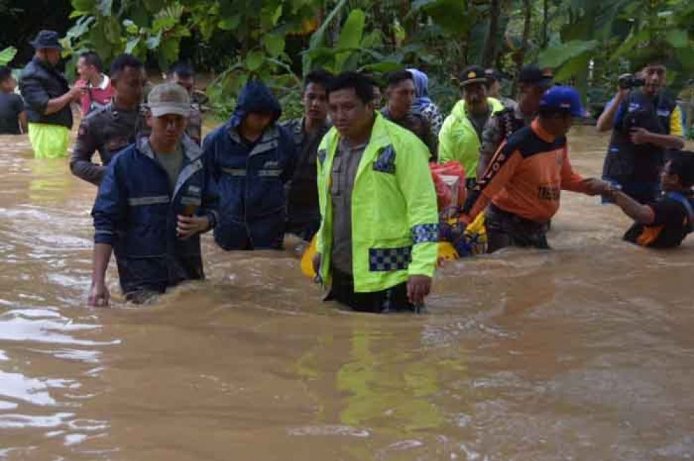 Terobos Banjir, Kapolres Trenggalek Tolong Warga