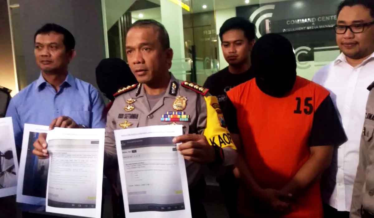 Kapolrestabes Surabaya Kombes Pol Rudi Setiawan bersama dua tersangka peretas UNBK SMP di Surabaya.