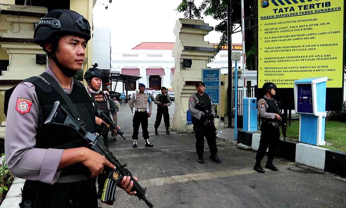 Diperketat, Pengamanan di Mapolretabes Surabaya pascabom.
