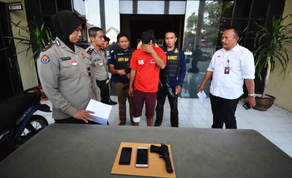 Tersangka bersama barang bukti pistol korek api saat berada di Mapolrestabes Surabaya