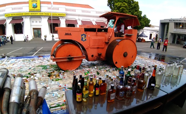 Proses pemusnahan miras dan knalpot brong di Polrestabes Surabaya