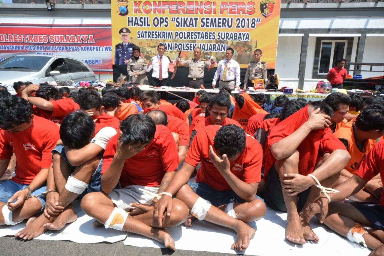 Kapolrestabes Surabaya menunjukkan ratusan penjahat dan barang bukti di Mapolrestabes Surabaya, Selasa (18/9/2018).