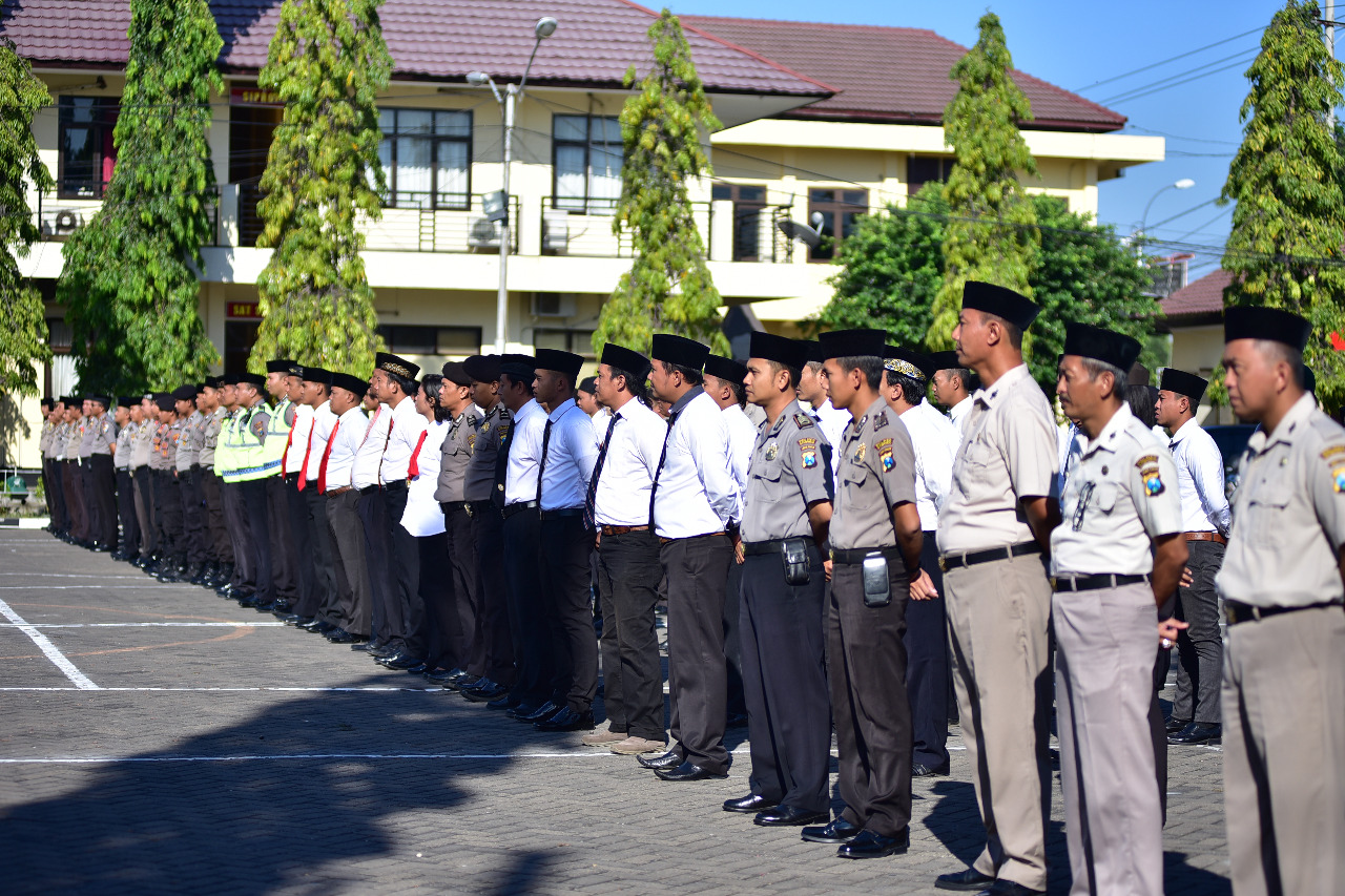 Seluruh personil yang mengikuti upacara mengenakan peci hitam