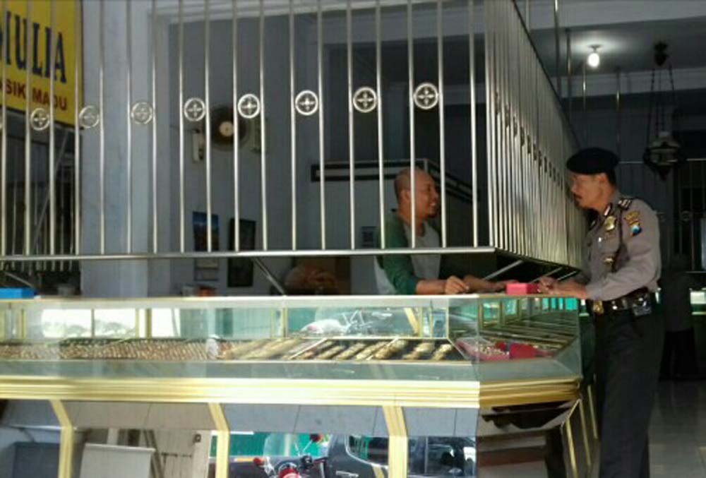 Beri Rasa Aman, Polisi Patroli ke Toko Emas dan Pasar di Watulimo
