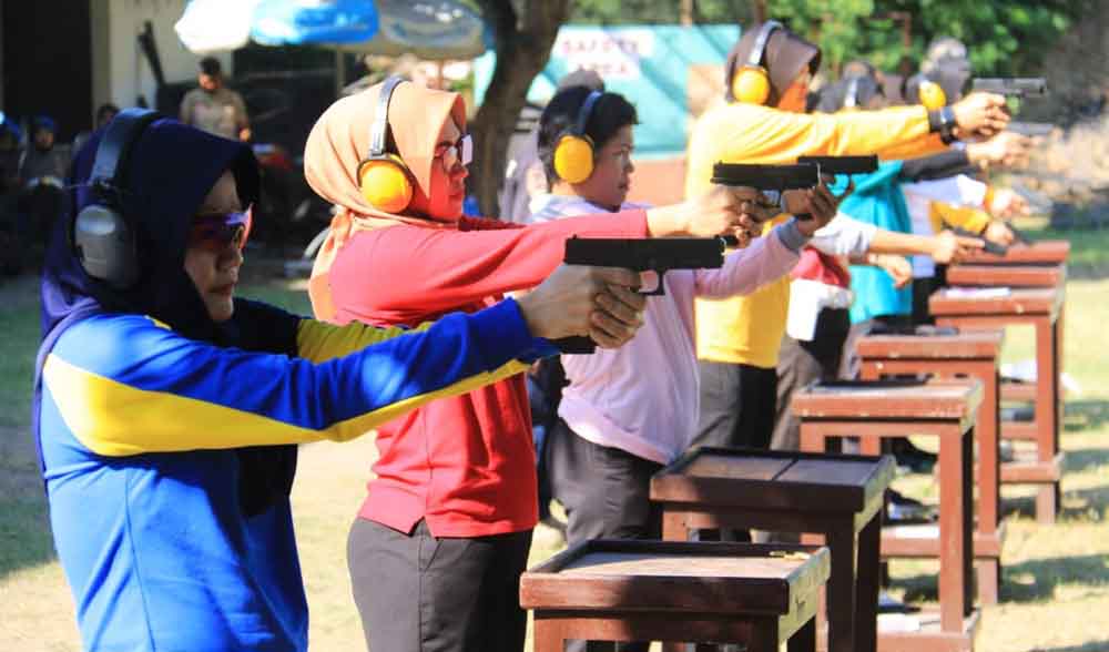 Suasana lomba menembak antar polwan yang digelar di Mapolda Jatim