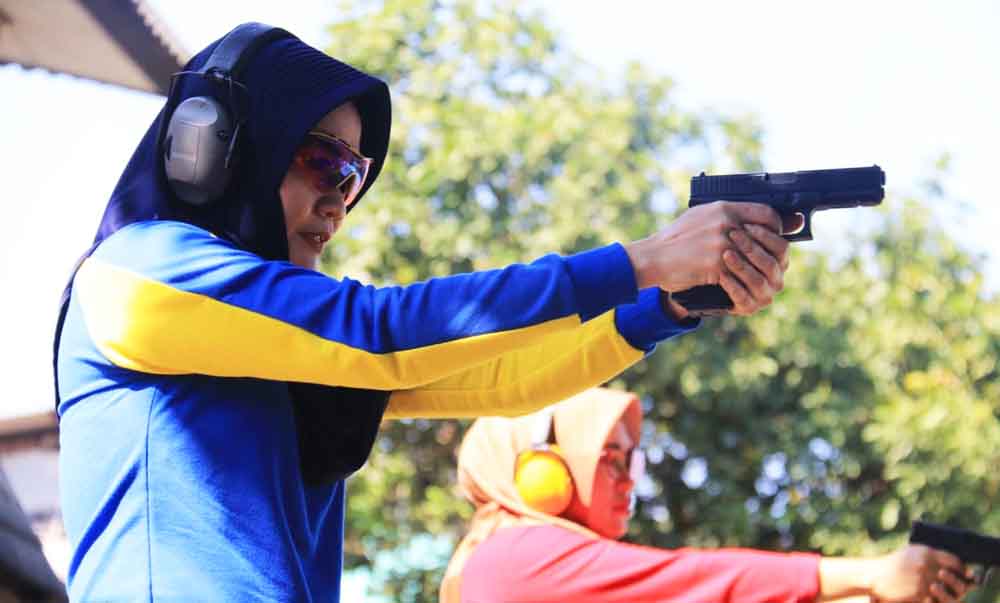 Lomba menembak dalam rangka HUT polwan di Mapolda Jatim