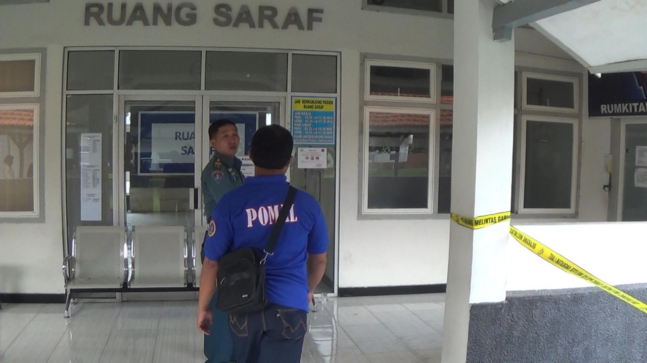 Petugas Pomal terlihat mendatangi lokasi atap ambruk RSAL dr Ramelan Surabaya.