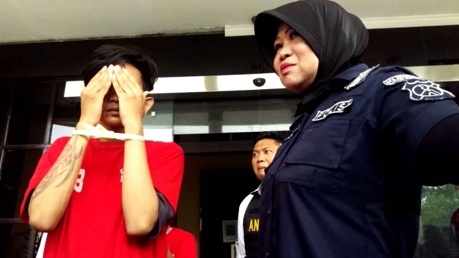 Tersangka bersama Humas Polrestabes Surabaya Kompol Lily Djafar