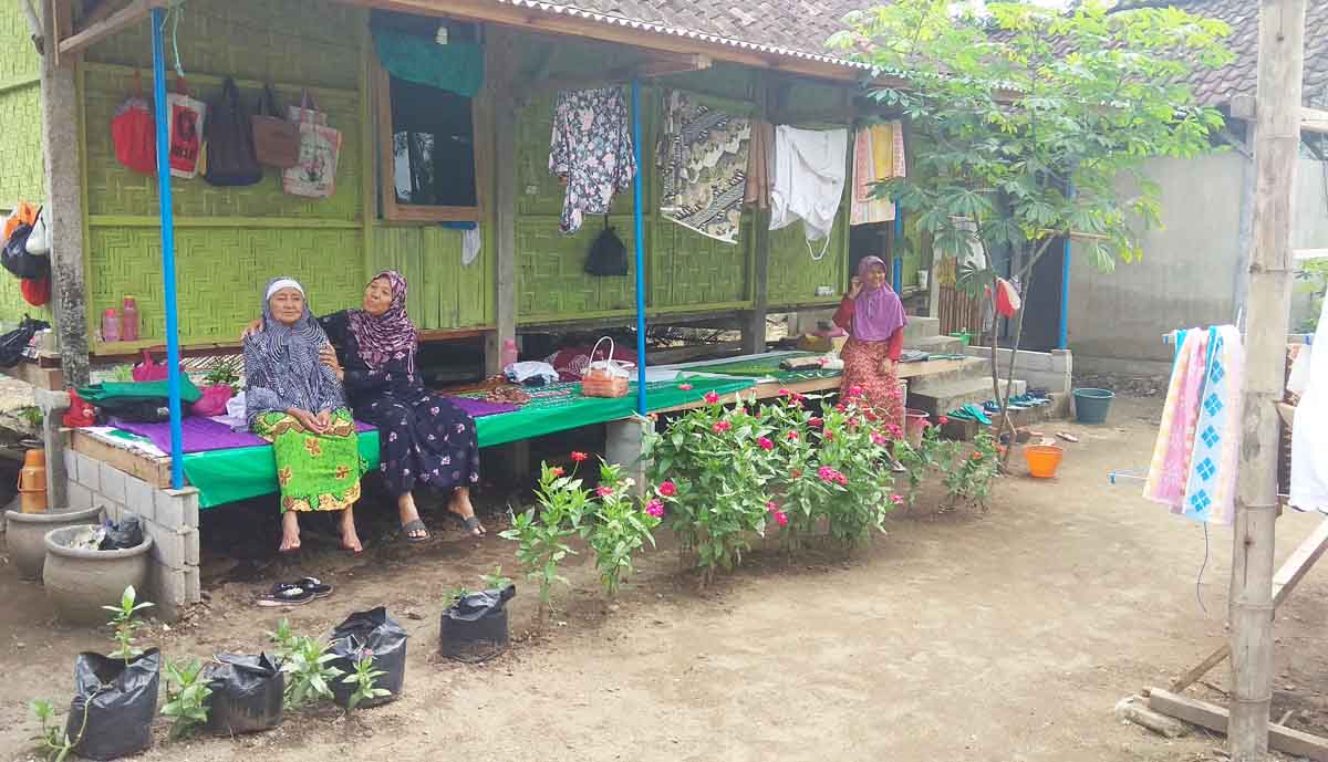 Suasana pondok pesantren ramadan khusus janda lansia di Blitar