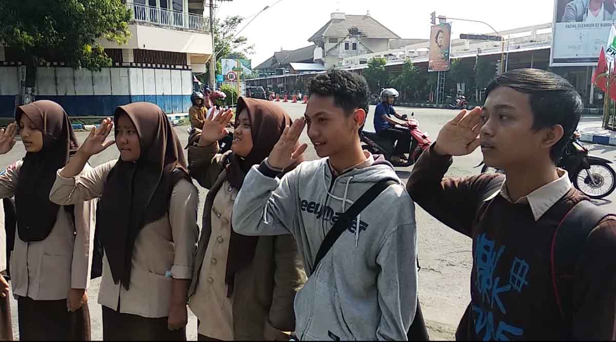 Hormat bendera, hukuman bagi siswa SMA pelanggar razia di Polres Ponorogo.