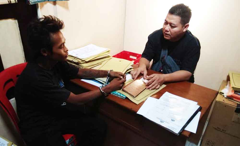 Tersangka (tangan terborgol) saat diintrogasi di Mapolsek Paron