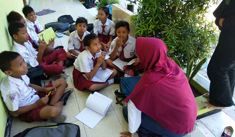 Proses belajar seadanya siswa SD di Ponorogo