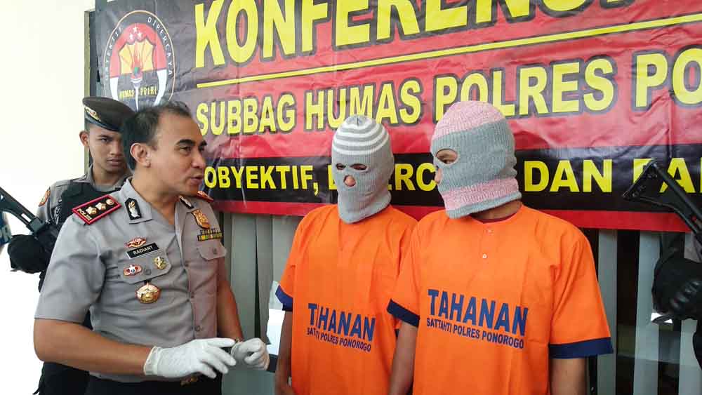 Kapolres Ponorogo AKBP Radian bersama tersangka pencuri motor