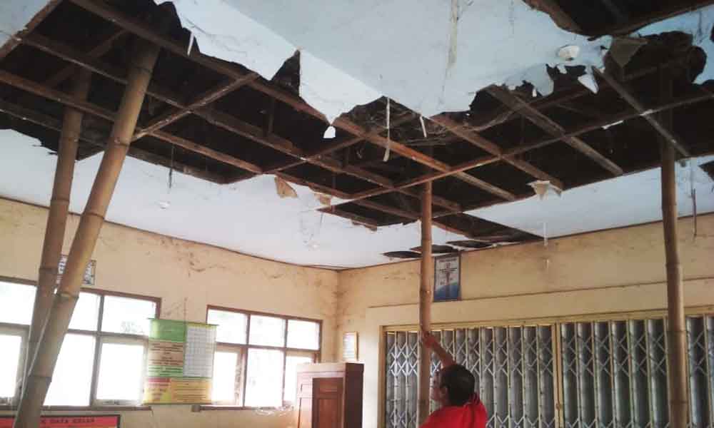 Atap kelas yang kondisinya memprihatinkan