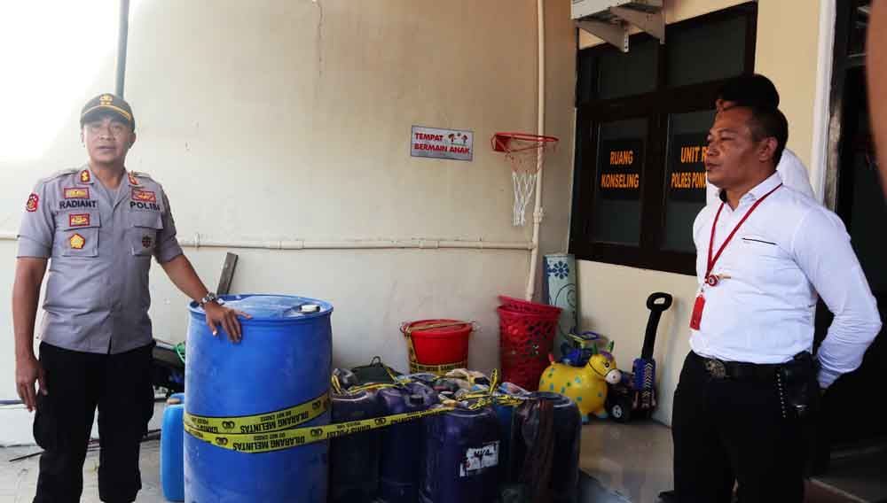 Kapolres Ponorogo, AKBP Radiant bersama barang bukti BBM