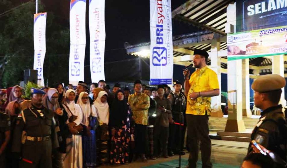 Bupati Ponorogo, Ipong Muchlissoni saat memberangkatkan Jemaah Calon Haji