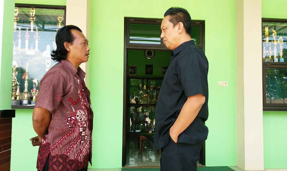 Anggota DPRD Kabupaten Ponorogo, Rahmat Taufiq  (baju hitam) dan Wali Murid Siswa tidak mampu di SMAN 3 Ponorogo