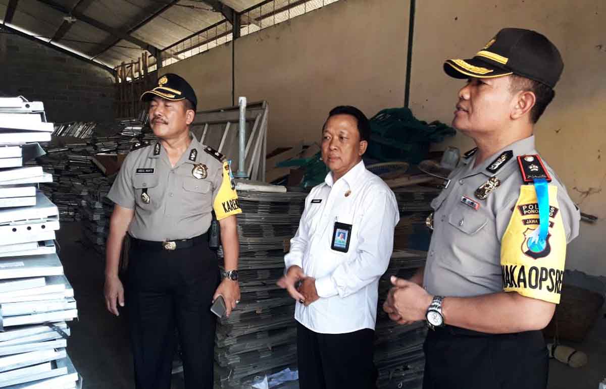 Wakapolres Ponorogo Kompol Suharsono meninjau gudang KPU.