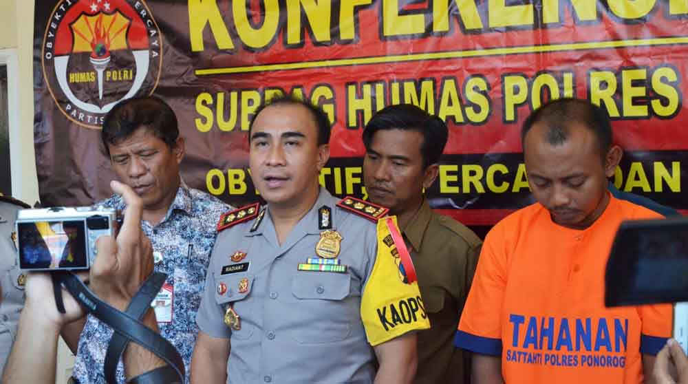 Tersangka saat berada di Mapolres Ponorogo