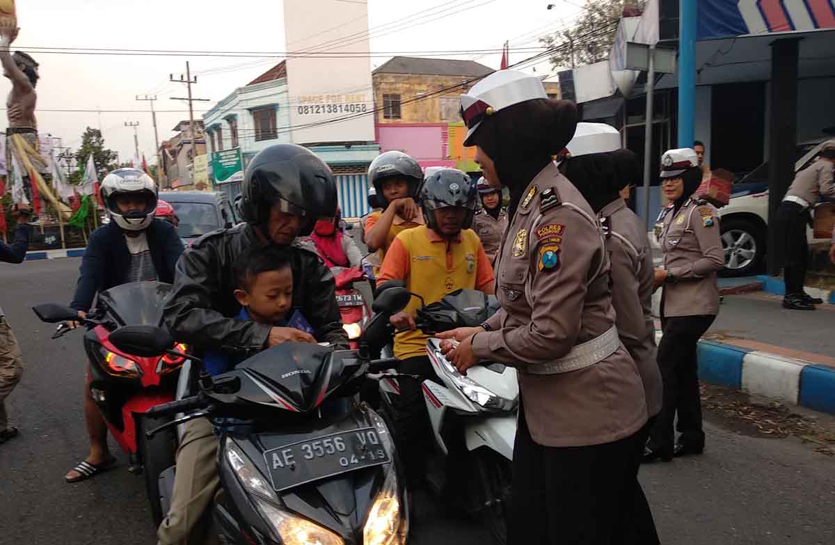 Pembagian takjil gratis oleh polisi di Ponorogo