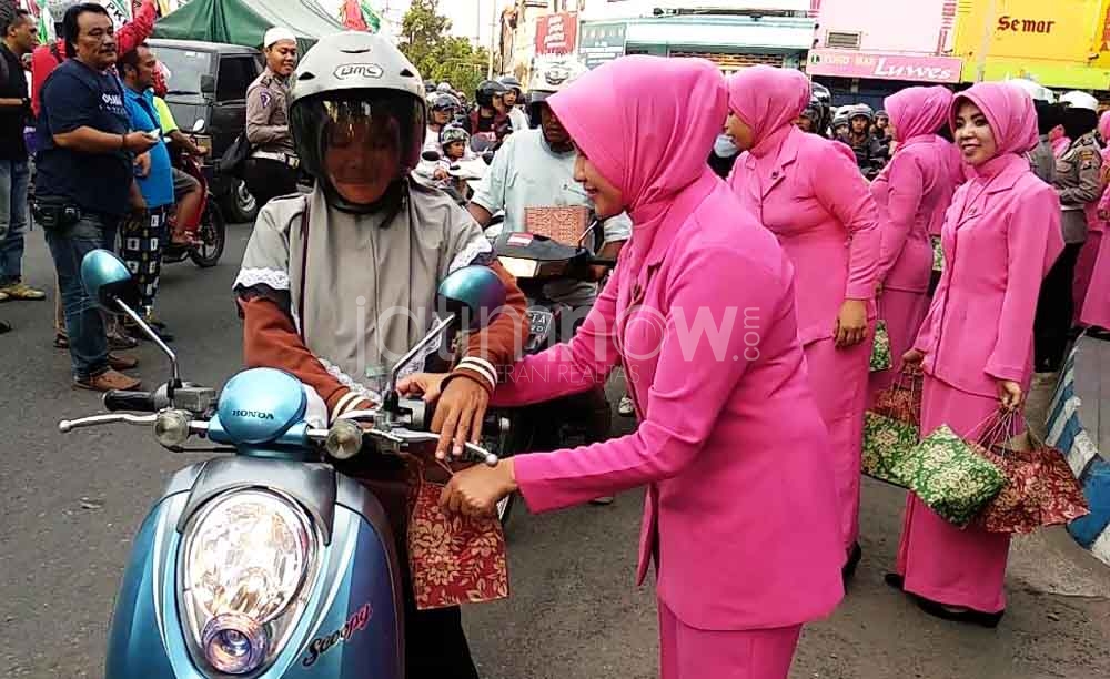 Bhayangkari Ponorogo Bagi Takjil Gratis Hasil Masakan Sendiri