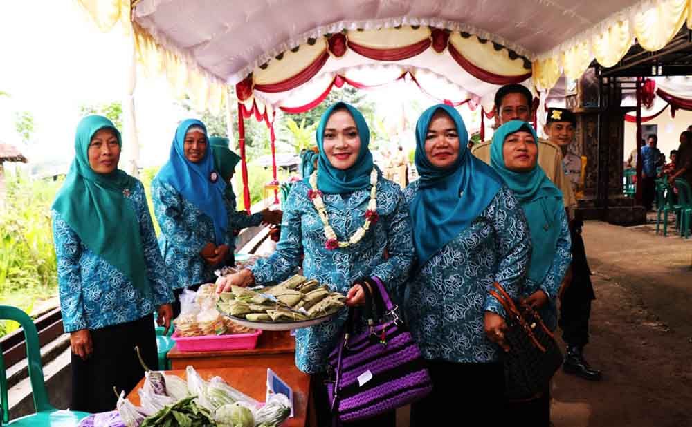 Istri Bupati Ponorogo saat mengunjungi desa