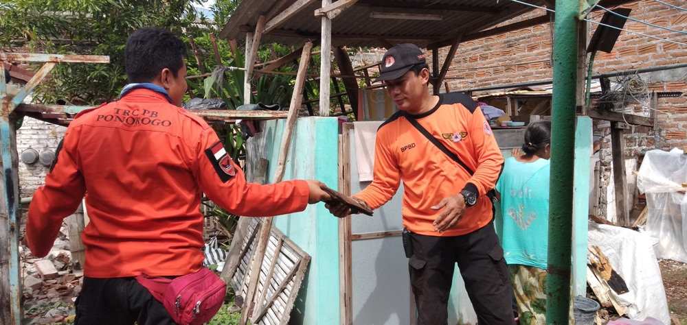 Petugas gabungan membantu perbaikan rumah milik Miswati yang roboh akibat guyuran hujan