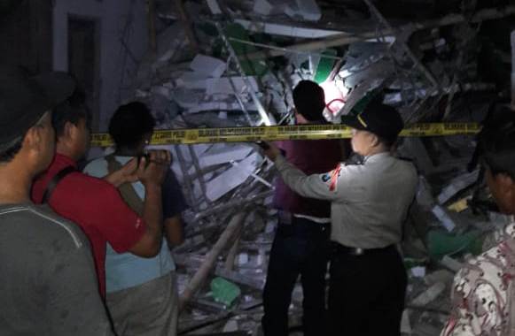 Kondisi gedung asrama putri Ponpes Al Azhar di Suci Gresik yang ambruk (foto: istimewa)