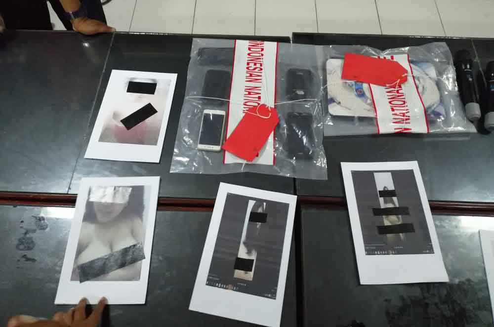 Barang bukti yang disita dari kejahatan yang dilakukan playboy asal Gresik