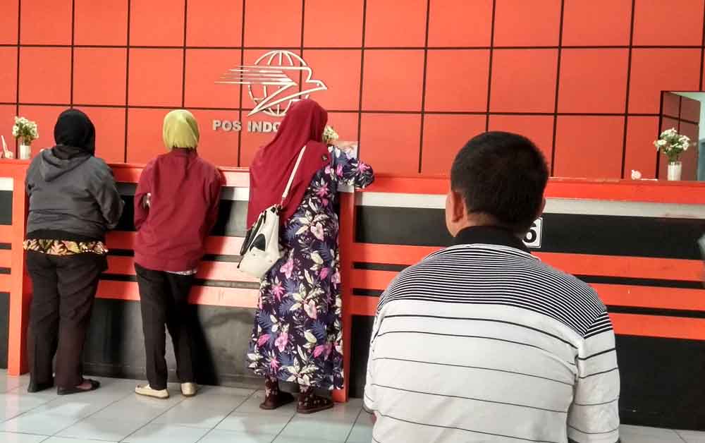 Suasana pelayanan di kantor Pos Blitar