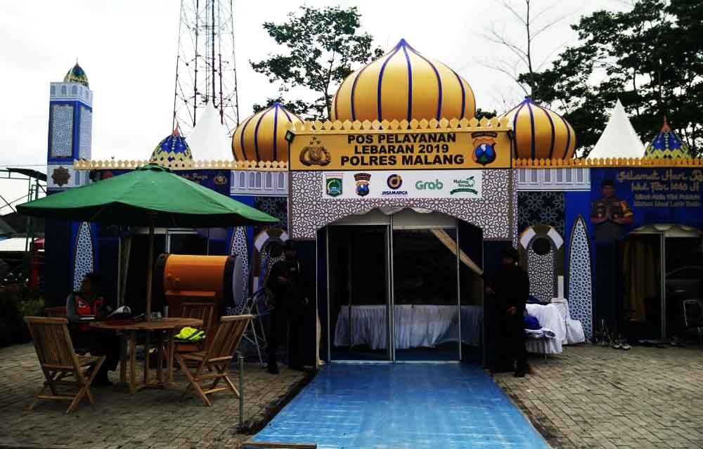 Salah satu pos pengamanan di Malang