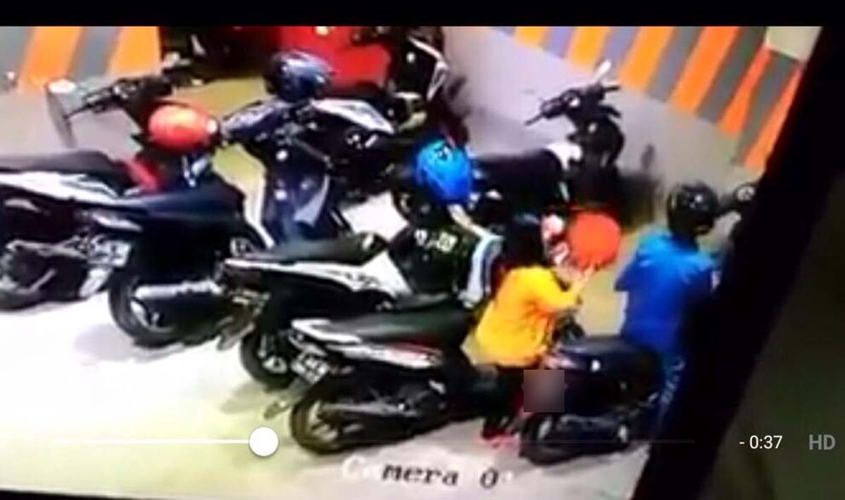 Capture foto dari video CCTV yang merekam aksi pelaku. 