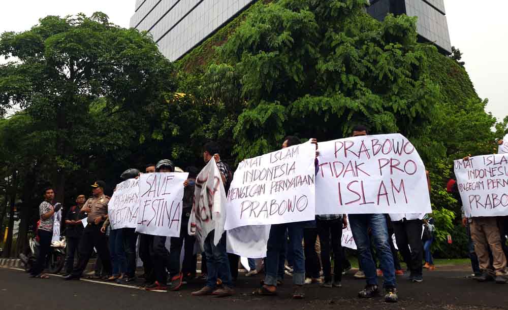 Aksi demonstrasi protes pernyataan Prabowo