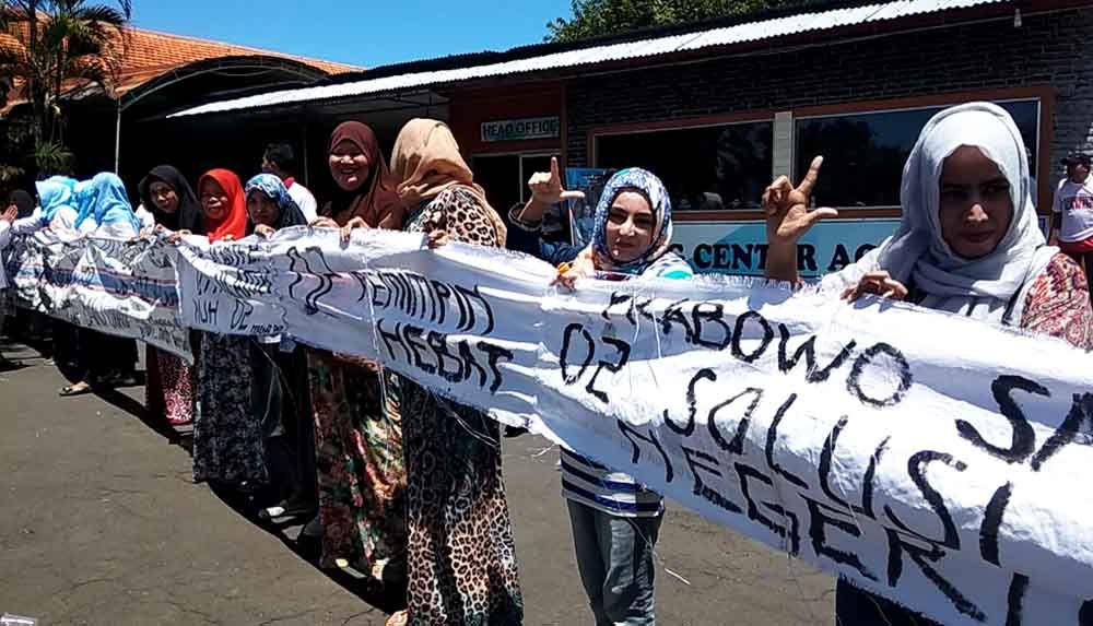 Emak-emak membentangkan spanduk sepanjang 1,3 km