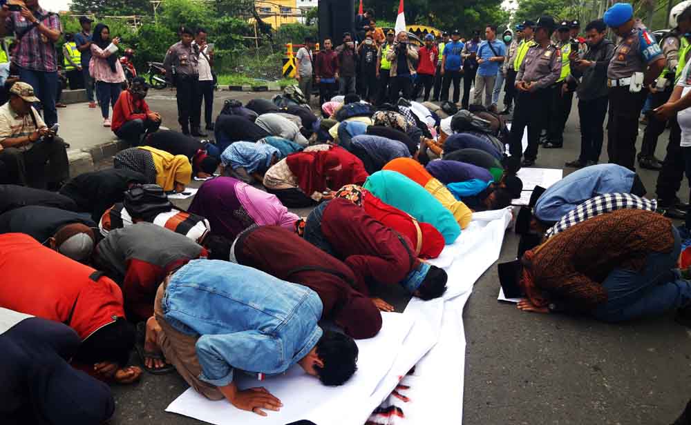 Aksi sujud protes pernyataan Prabowo