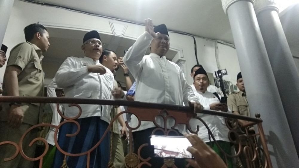 Prabowo Subianto menyapa para pendukungnya