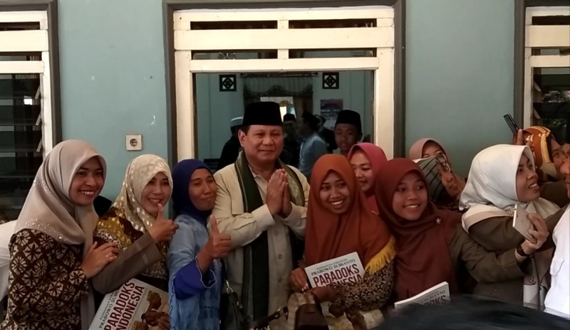 Prabowo berfoto bersama santri di Ponpes Darussalam.