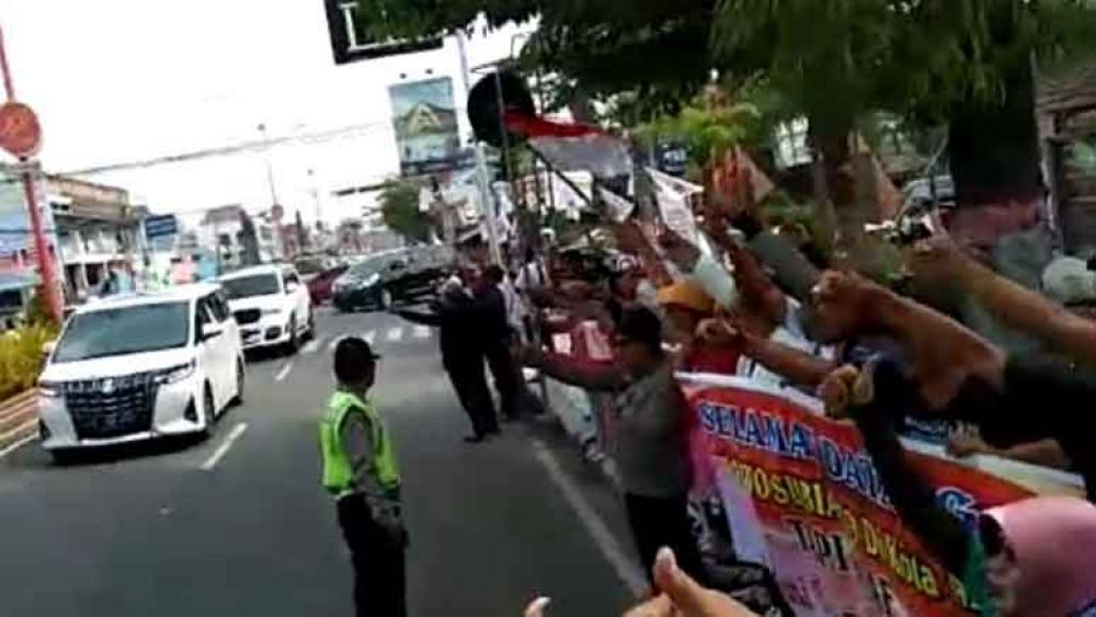 Relawan Jokowi menyambut Prabowo Subianto