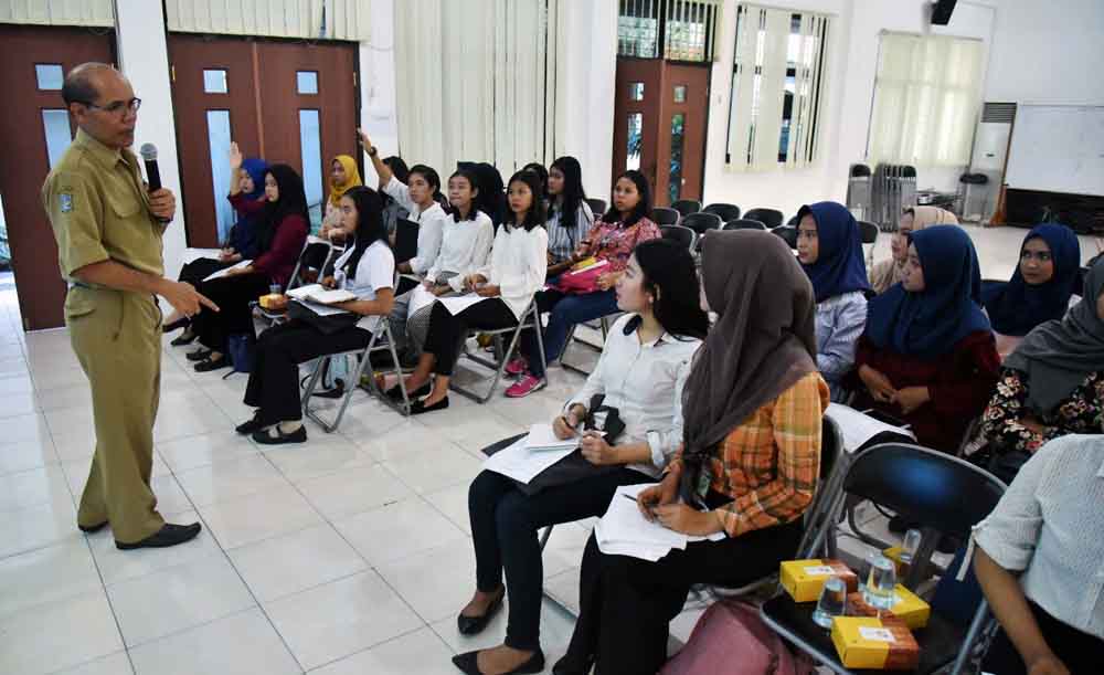 Pembekalan 35 penerima beasiswa pramugari dari Pemkot Surabaya