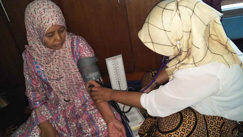 Sukarti saat mendapat pemeriksaan kesehatan di rumahnya