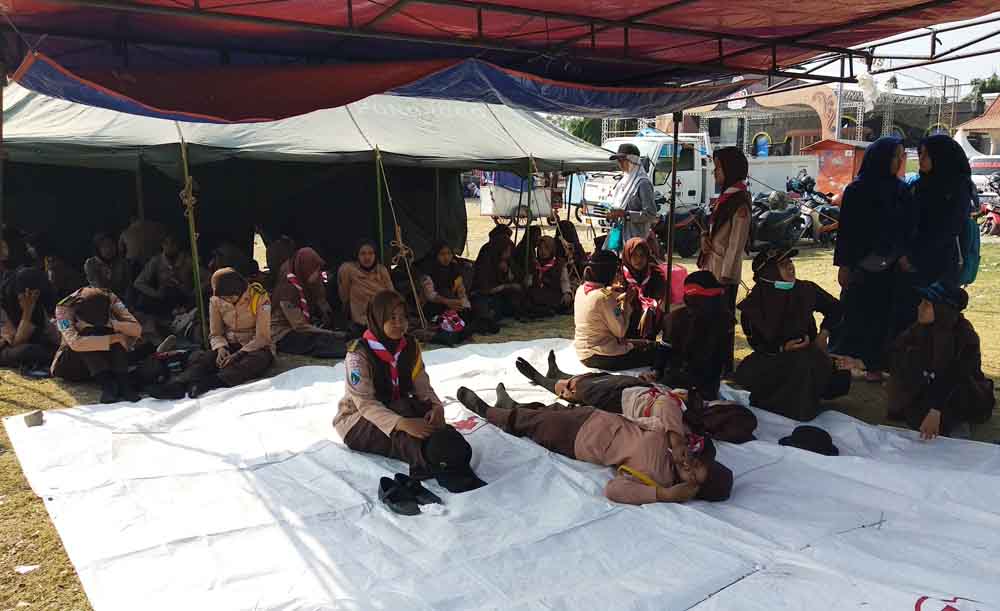 Peserta pramuka yang kelelahan di istirahatkan di dalam tenda