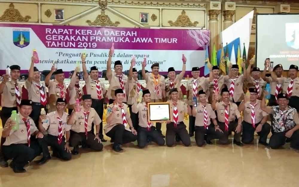 Deklarasi gerakan "Pramuka Jatim Menggunakan Tumbler dan Anti Sedotan Plastik"