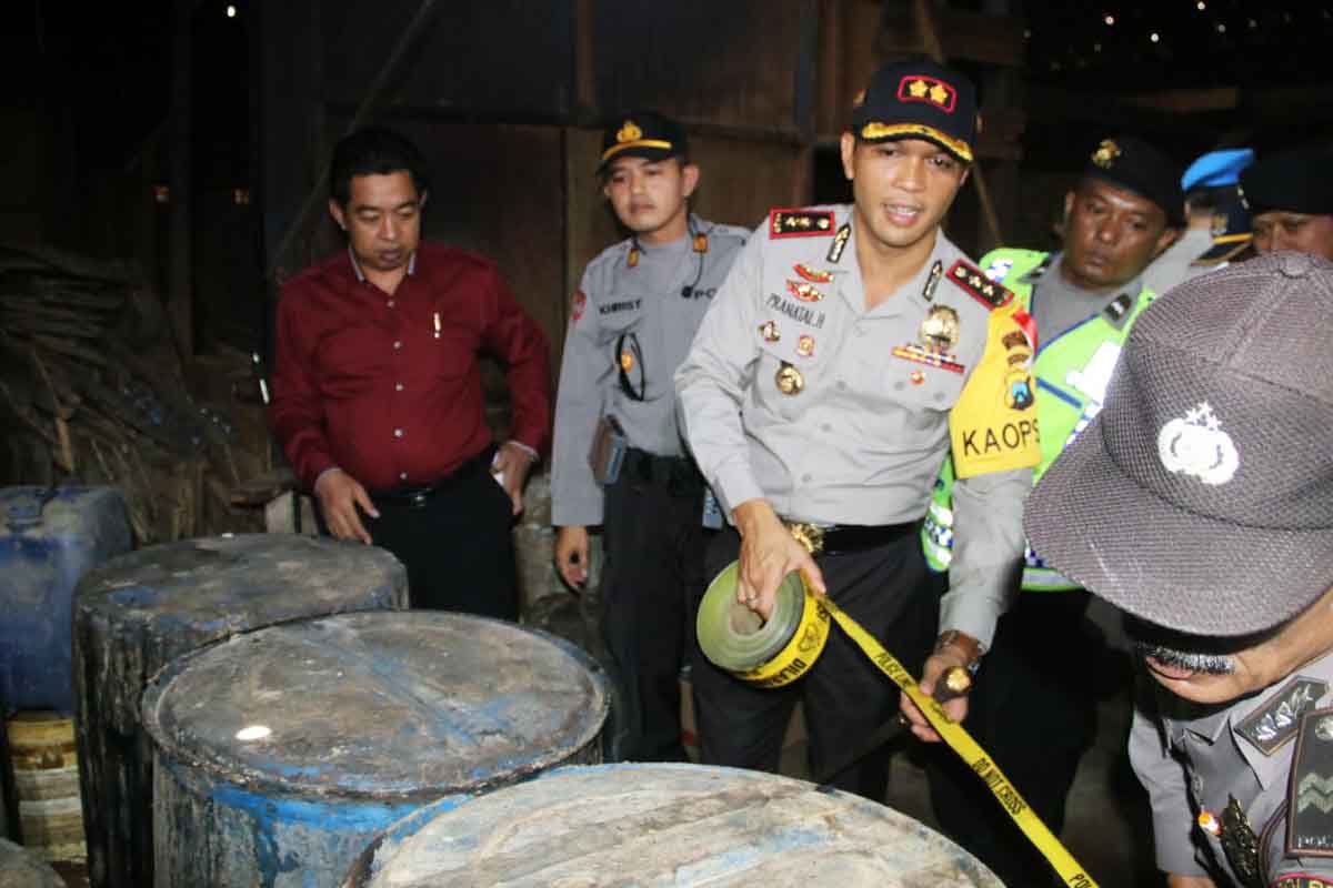 Kapolres Ngawi AKBP Pranatal Hutajulu menyegel tempat produksi miras tak berizin di Ngawi.