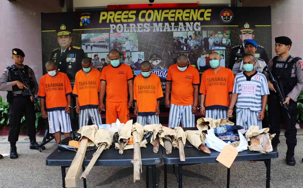 Para tersangka pengeroyok preman saat diamankan di Mapolresta Malang