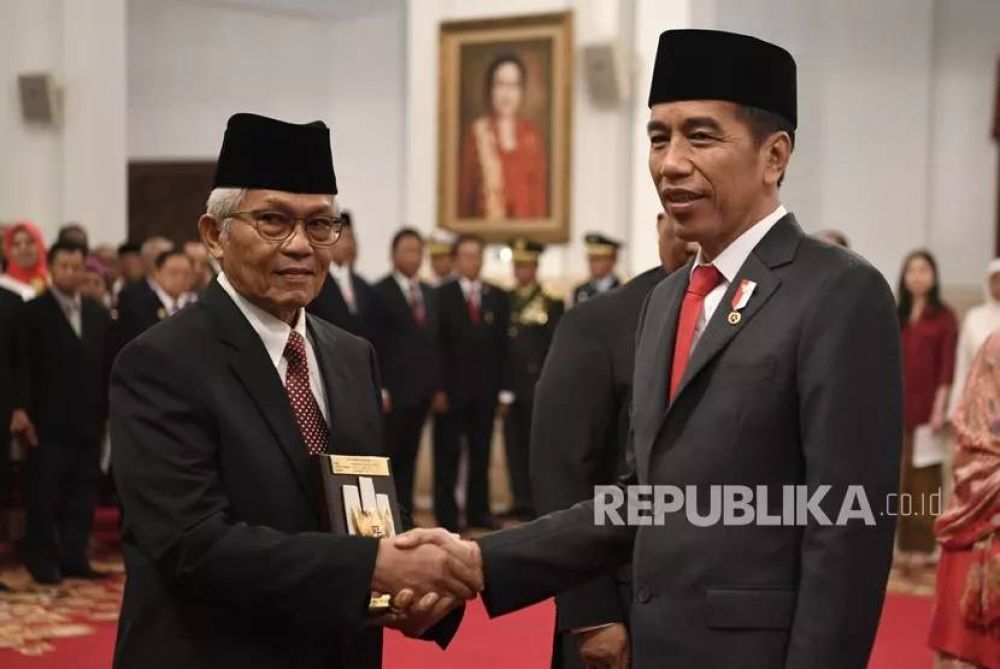 Presiden Joko Widodo dan ahli waris tokoh asal Sumatera Barat Ruhana Kudus di Istana Negara, Jakarta, Jumat (8/11/2019)/ Foto: Antara/Puspa Perwitasari