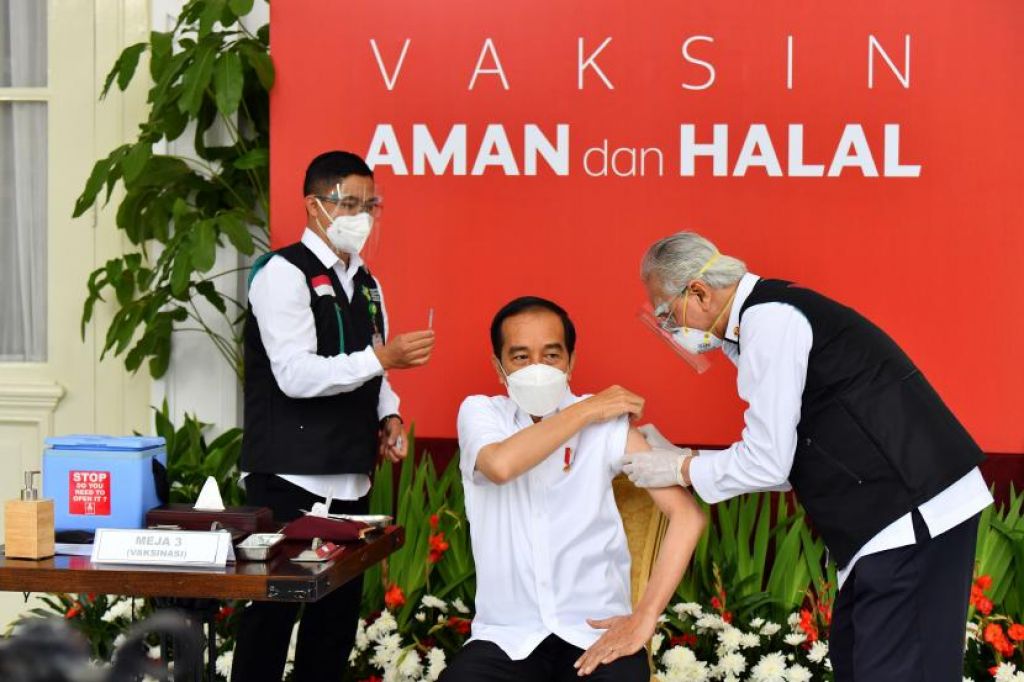 Presiden Joko Widodo menerima suntikan dosis pertama vaksin Covid-19 oleh tim dokter kepresidenan di Istana Negara (Foto: Agus Suparto/Istana Kepresidenan)
